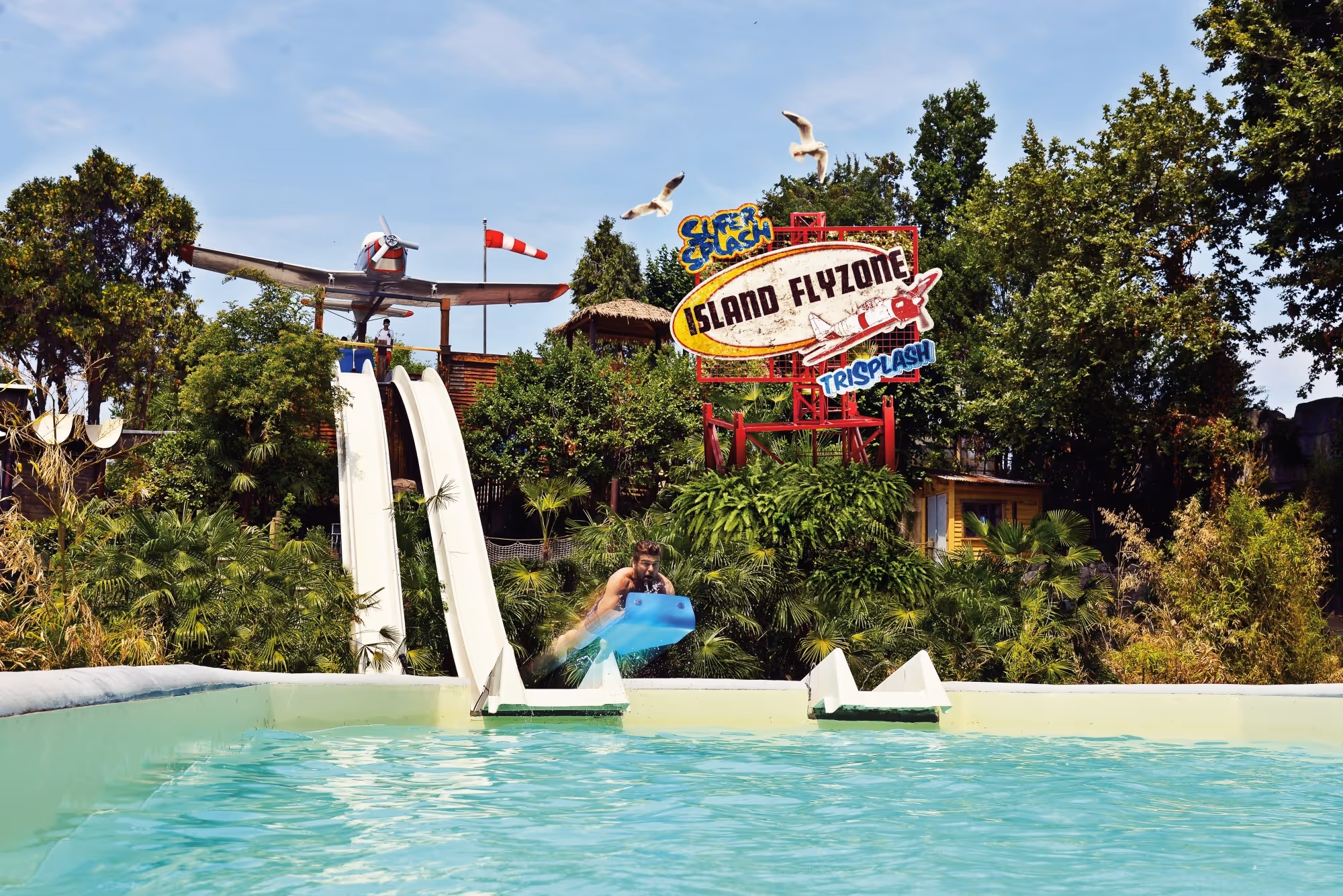 Waterglijbanen en golfslagbad van Caneva Aquapark bij Lazise, vlakbij Camping Piani di Clodia aan het Gardameer
