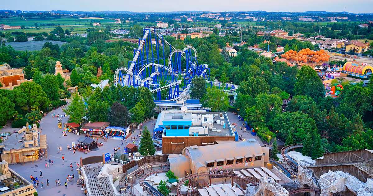 Achtbanen en attracties van pretpark Gardaland bij het Gardameer, op korte afstand van Camping Piani di Clodia