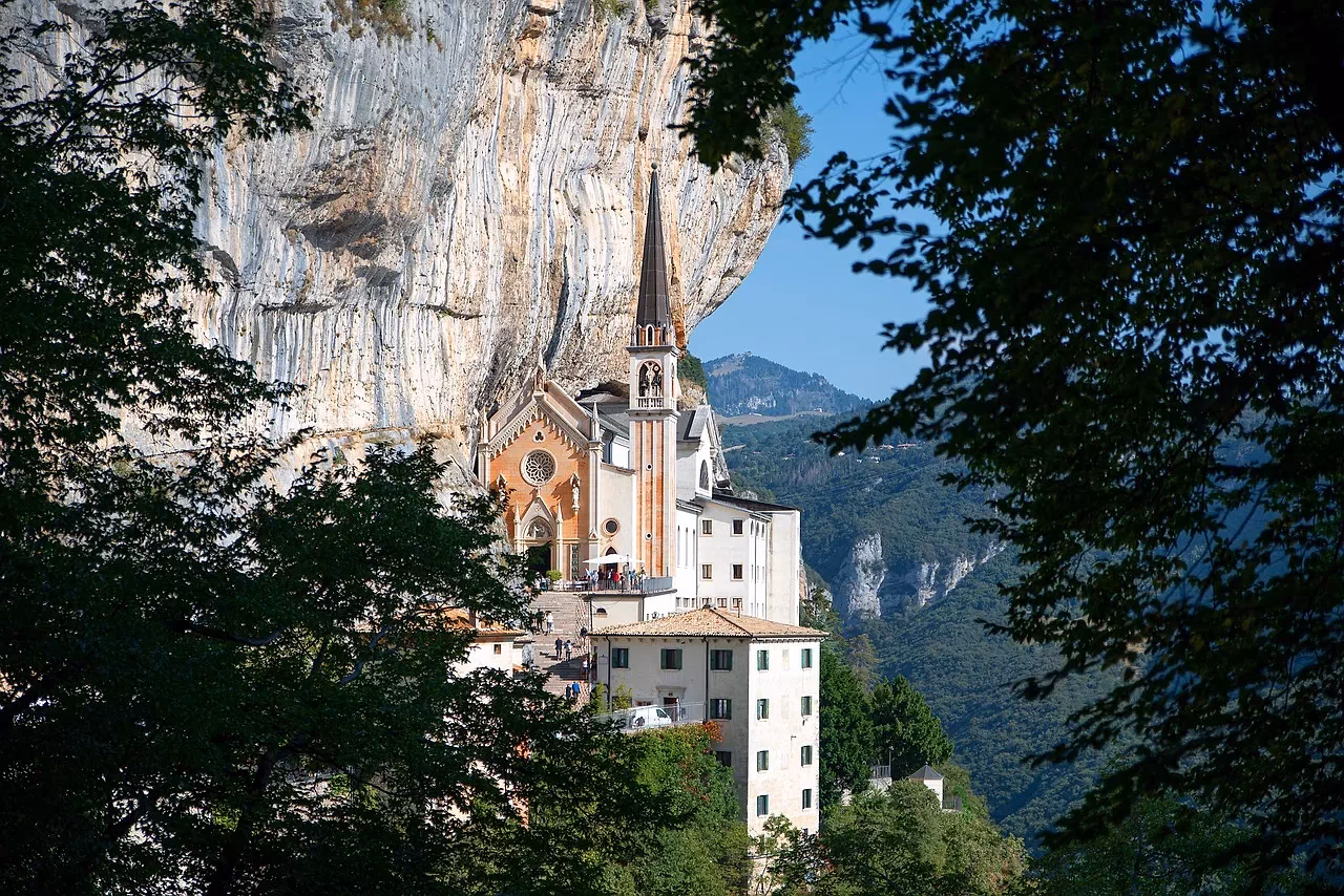 Het Santuario Madonna della Corona, tegen een steile rotswand gebouwd boven de vallei