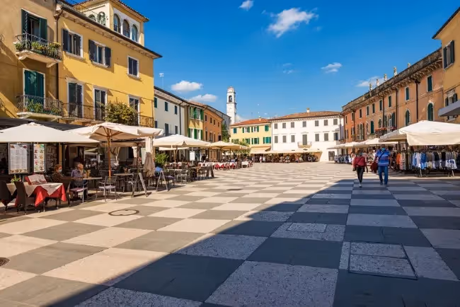 Historisch havenstadje Lazise aan het Gardameer met terrassen en de oude stadsmuur, dichtbij Camping Piani di Clodia