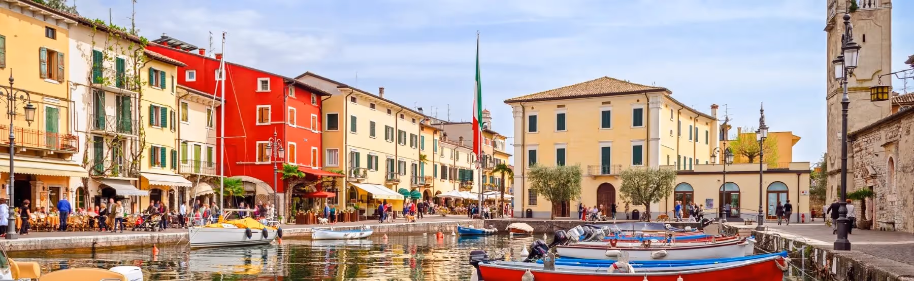 Panoramisch uitzicht op de haven en waterkant van Lazise, vanaf de Giulietta-maxicaravans op Camping Piani di Clodia