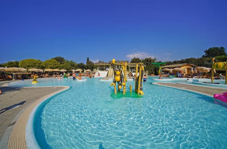 Ondiep kinderbad Baby Island met speeltoestel op Camping Piani di Clodia aan het Gardameer