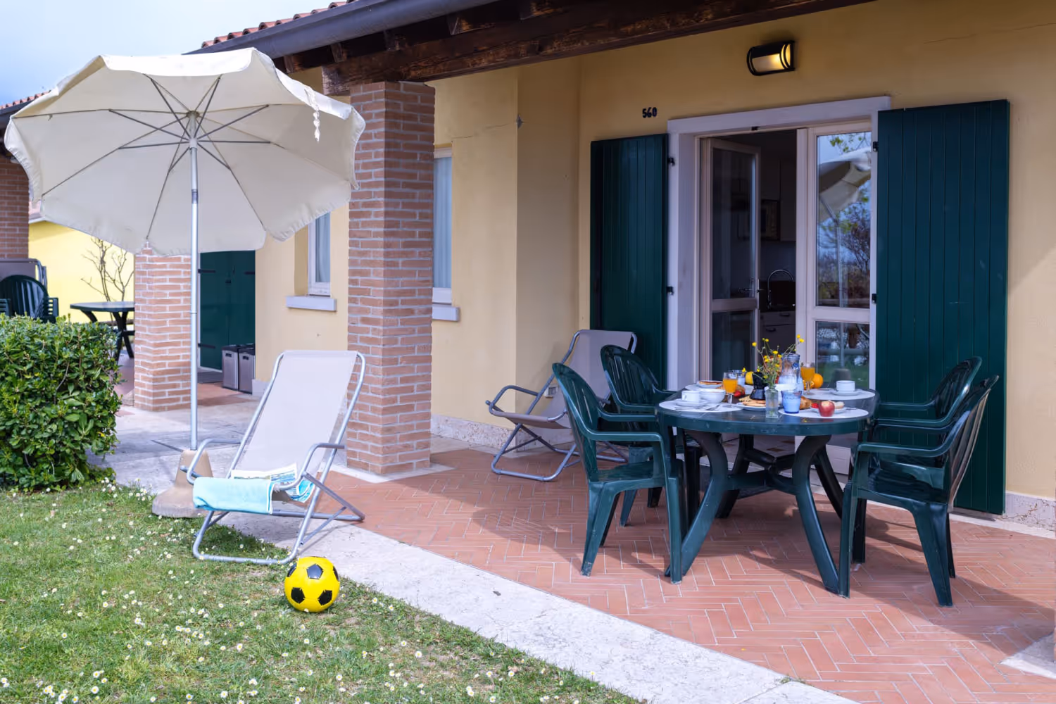 Terras van bungalow Valpolicella op Camping Piani di Clodia met tuinset en ligstoel