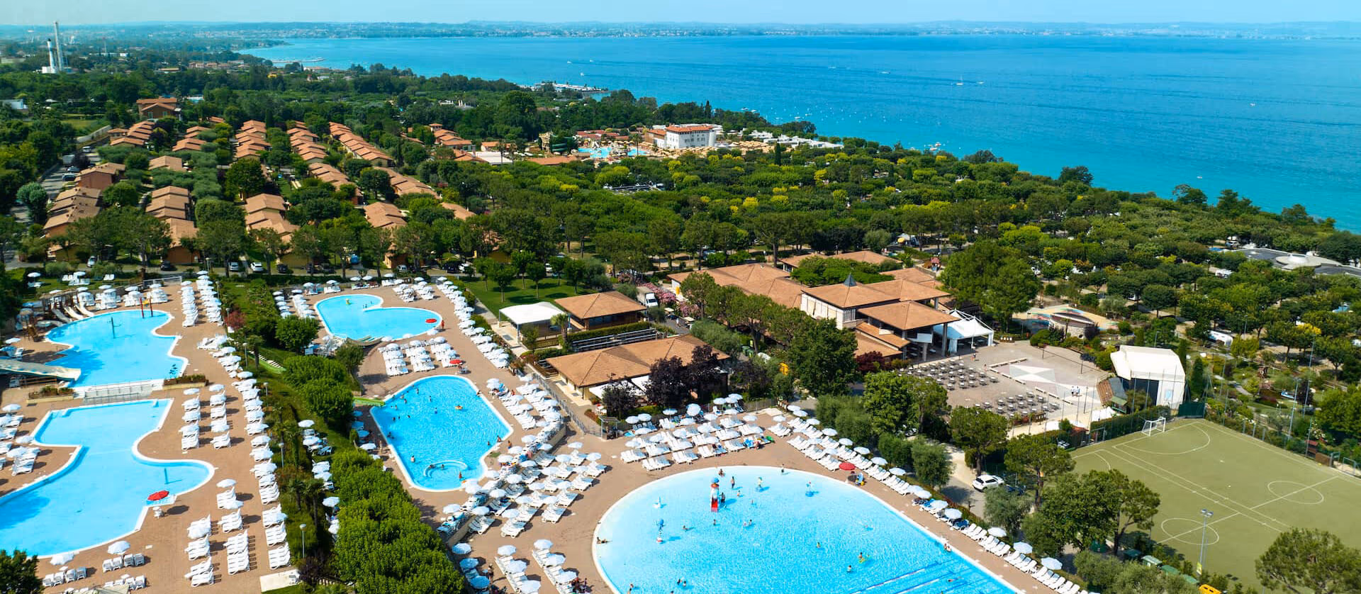 Luchtfoto van Camping Piani di Clodia aan het Gardameer bij Lazise met mobilehomes en groen