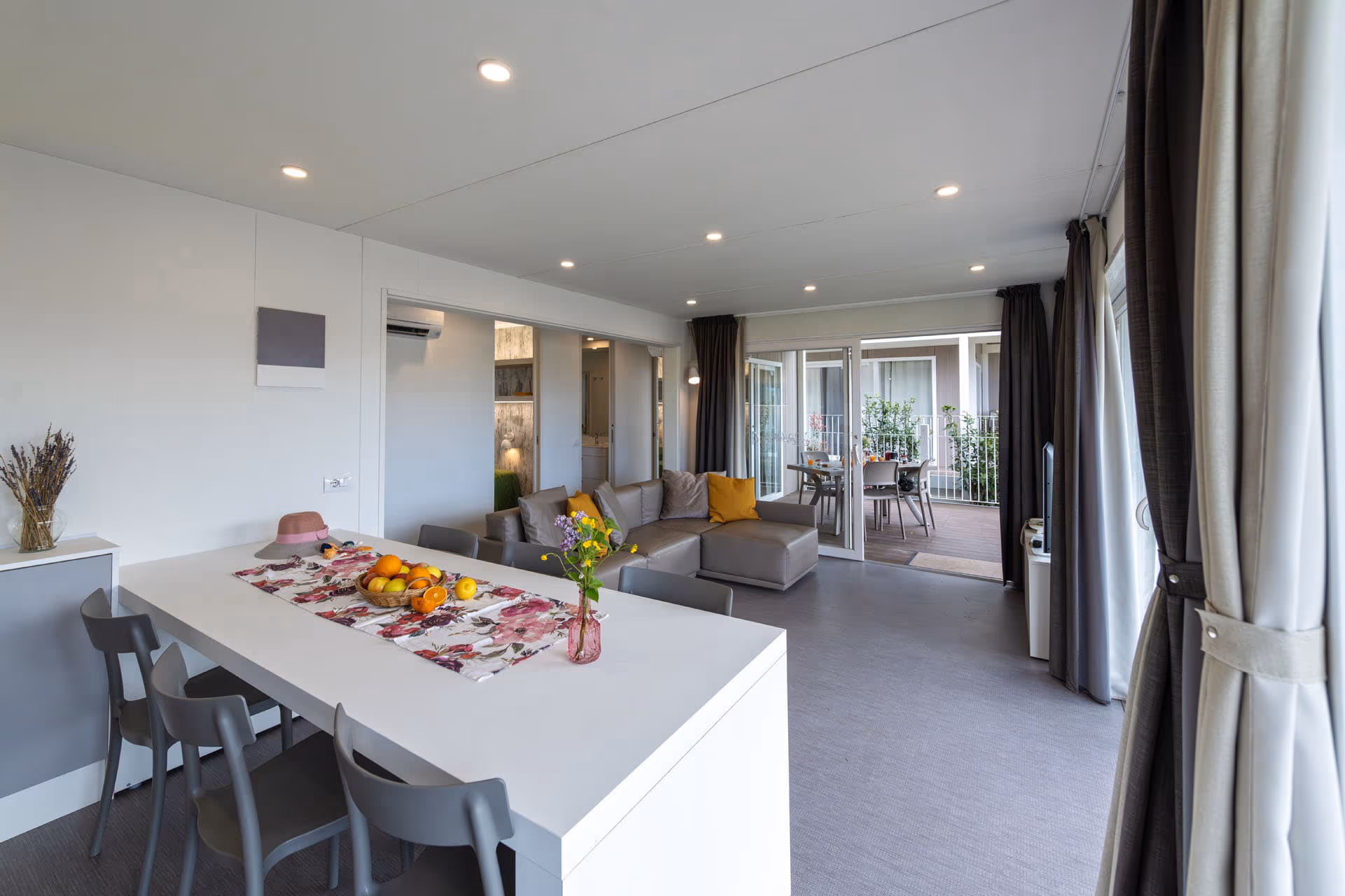 Interieur van maxicaravan Prestige, de ruimste accommodatie op Camping Piani di Clodia