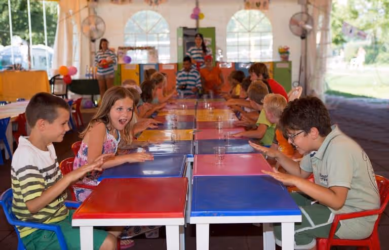 Kinderen bij een activiteit van de miniclub Dreamland op Camping Piani di Clodia