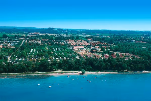 Groene oever van Camping Piani di Clodia aan het Gardameer, luchtfoto