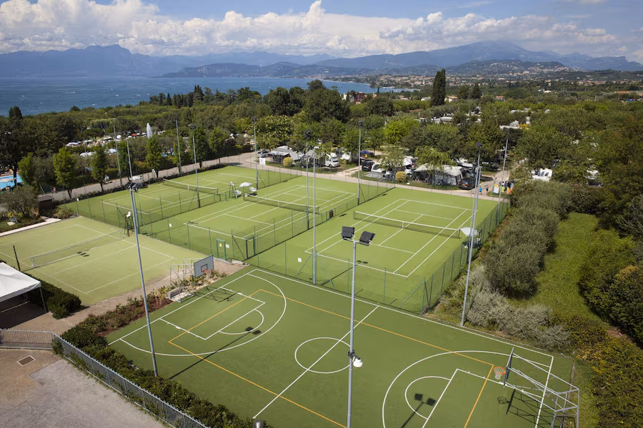 Tennis- en padelbanen op de sportvelden van Camping Piani di Clodia, luchtfoto