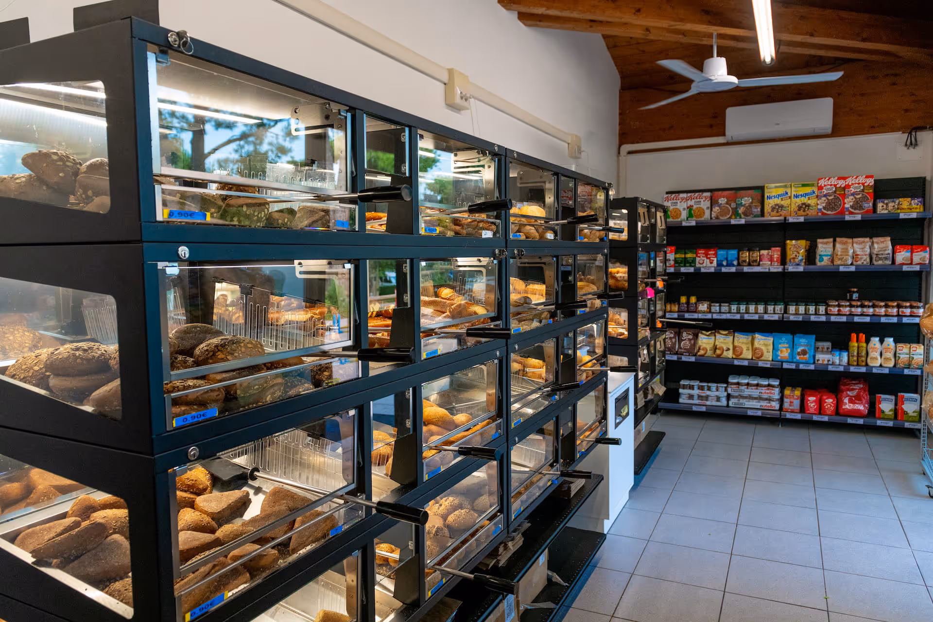 Broodafdeling en schappen van de supermarkt op Camping Piani di Clodia