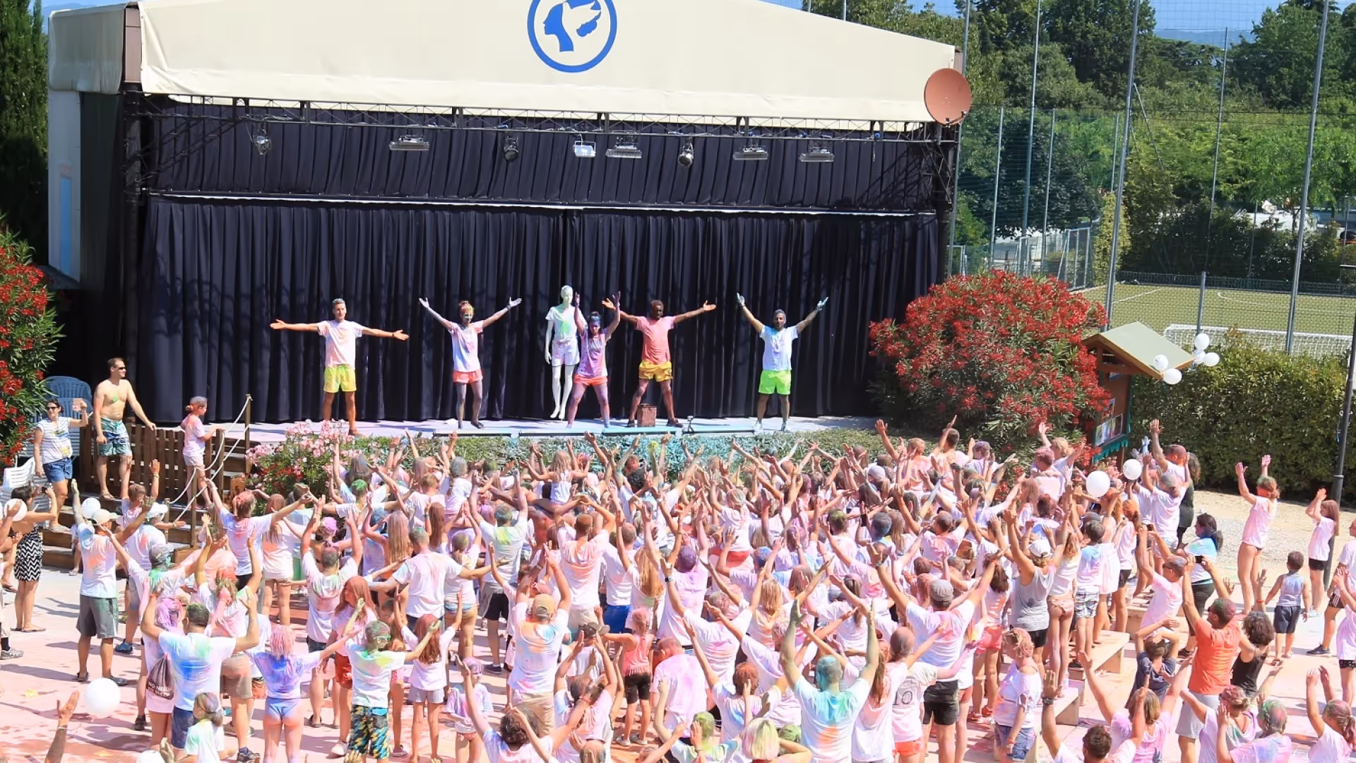 Animatieteam op het openluchttheater van Camping Piani di Clodia