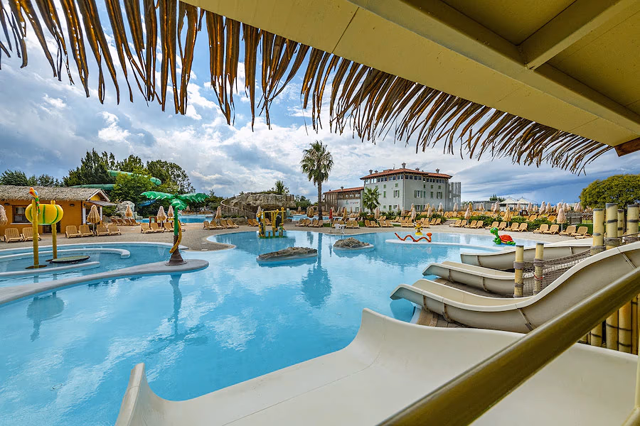 Zwembad met glijbanen van waterpark Catullo op Camping Piani di Clodia